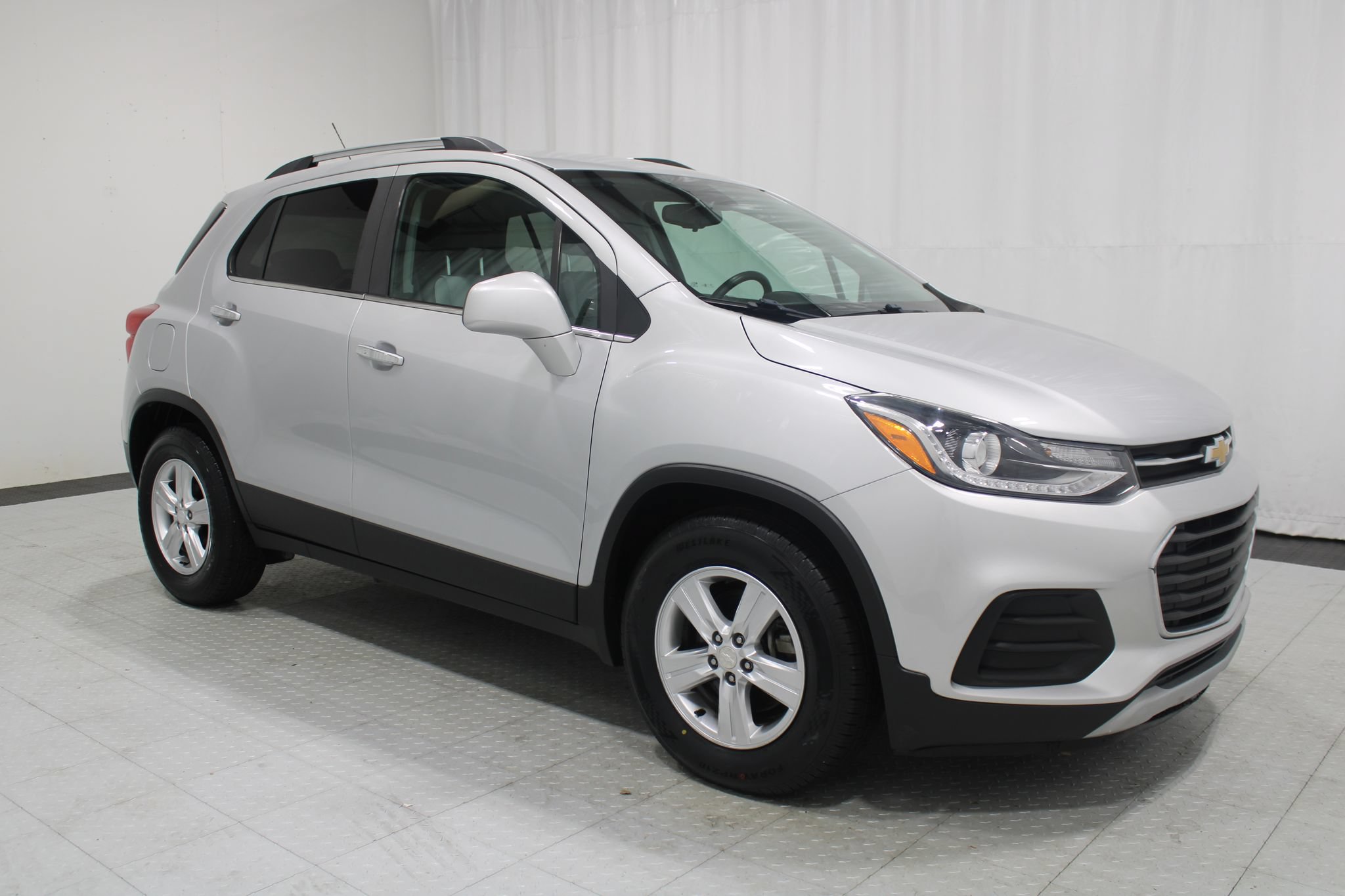 Used 2017 Chevrolet Trax LT w/ LT Convenience Package FWD image 4