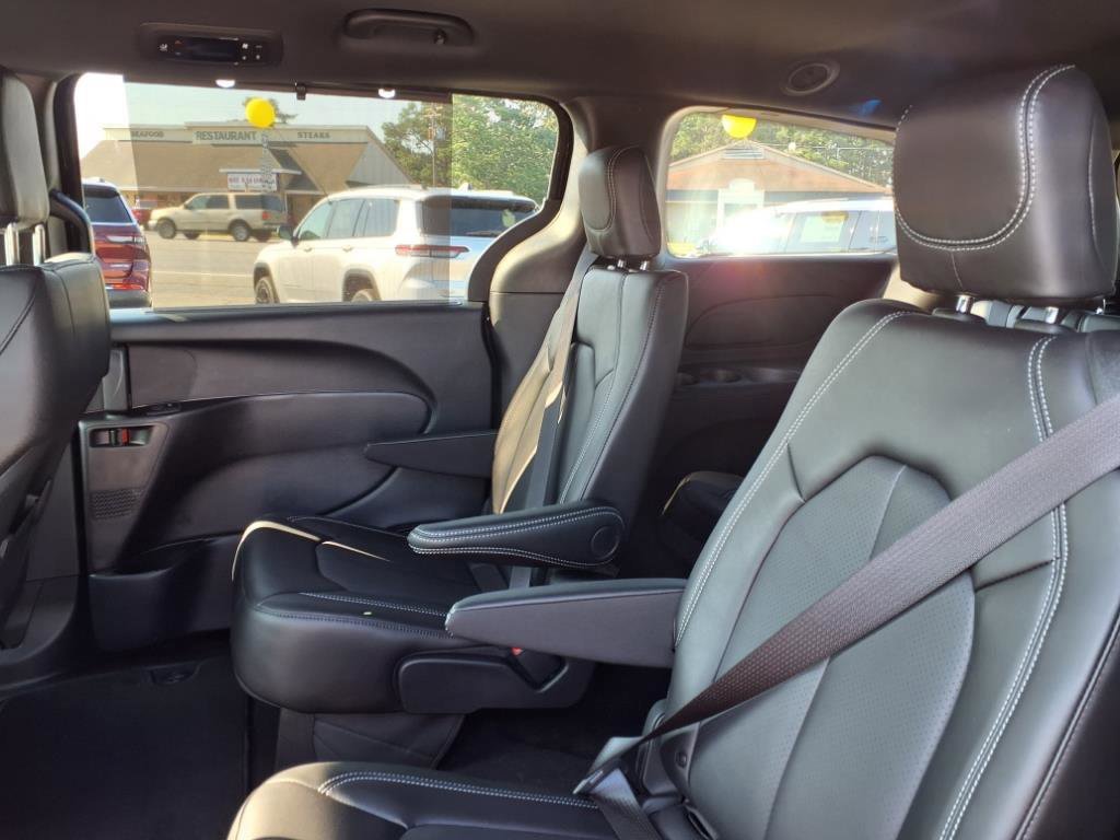 New 2025 Chrysler Voyager LX FWD image 6