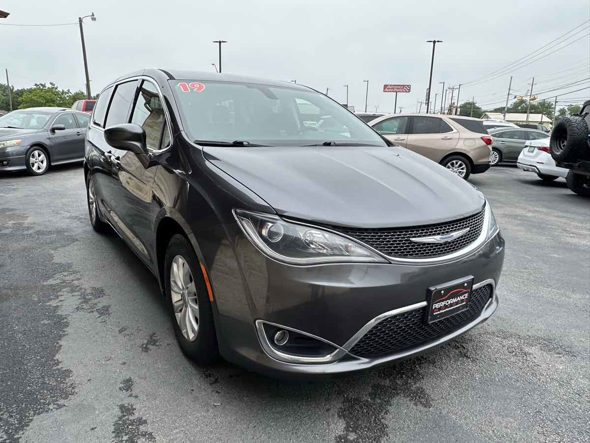 Used 2019 Chrysler Pacifica Touring Plus FWD image 4