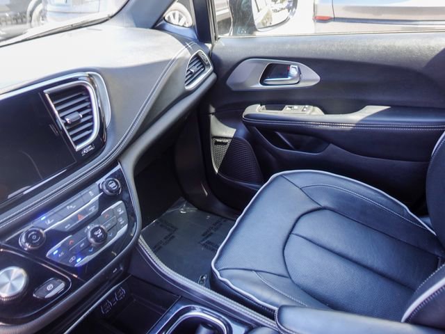 Used 2023 Chrysler Pacifica Limited w/ Uconnect Theater Family Group FWD image 20
