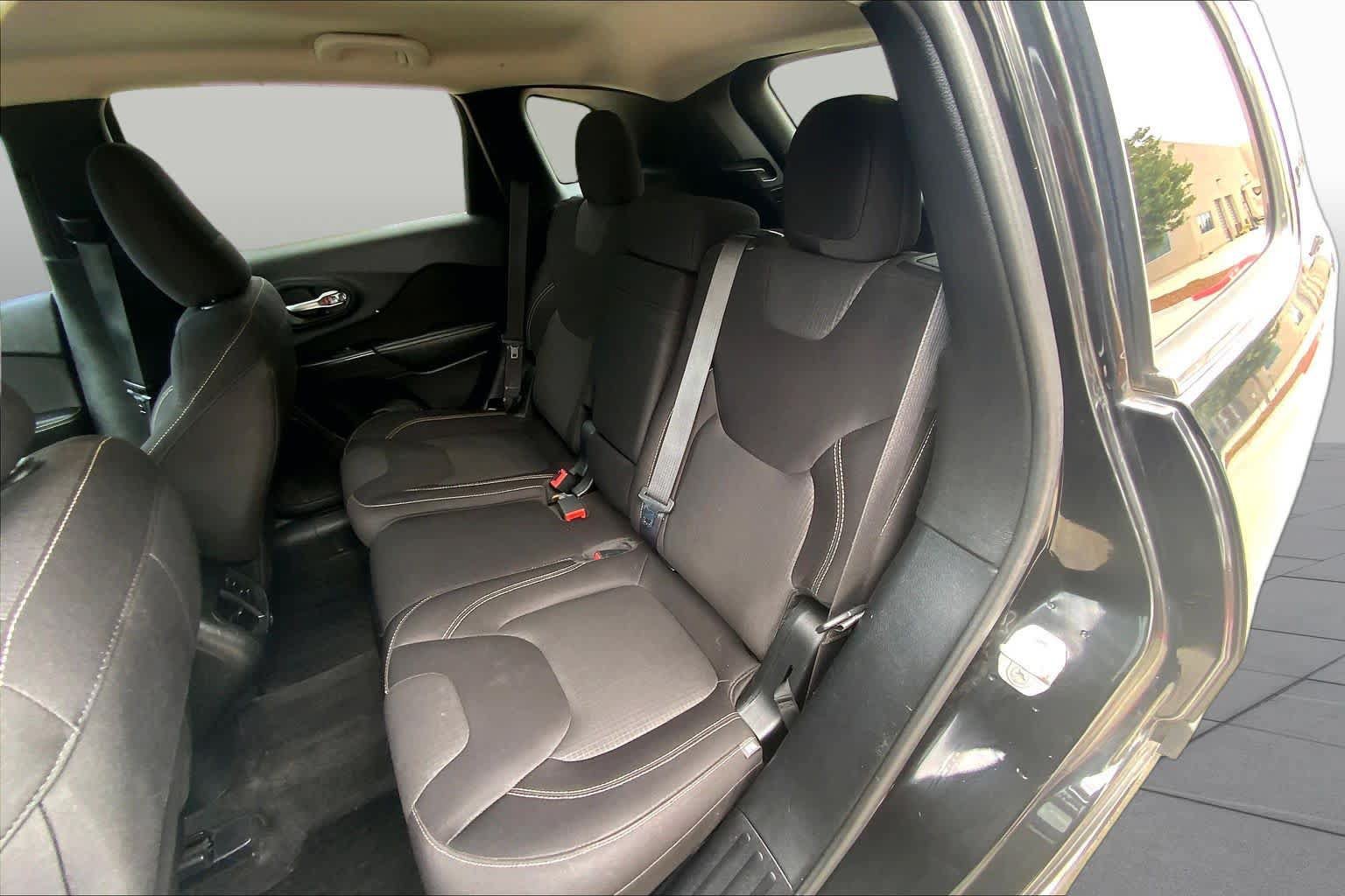 Used 2015 Jeep Cherokee Latitude w/ Comfort/Convenience Group FWD image 21