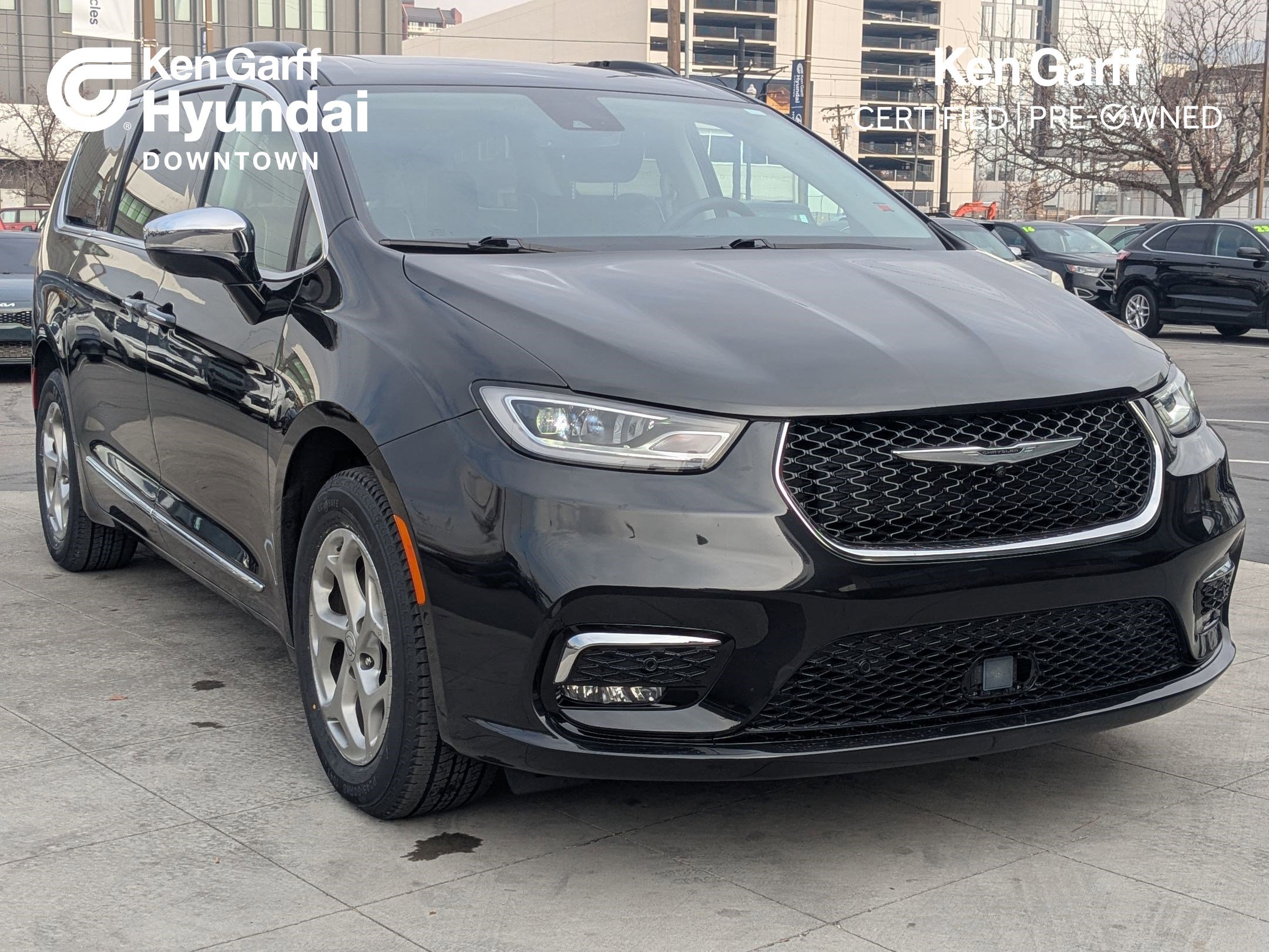 Used 2023 Chrysler Pacifica Limited w/ Uconnect Theater Family Group image 1