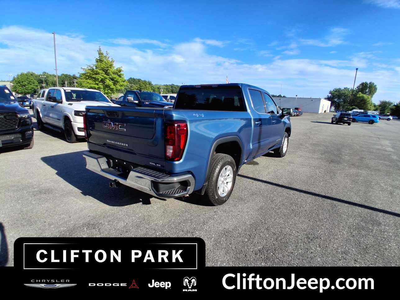 Used 2024 GMC Sierra 1500 SLE AWD/4WD image 4