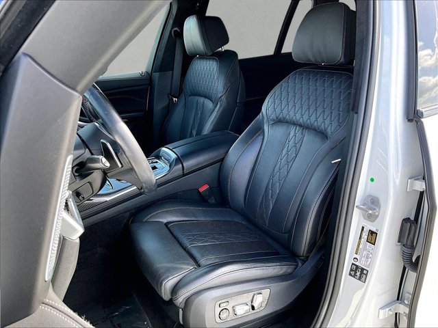 Used 2025 BMW X7 M60i w/ Executive Package image 27