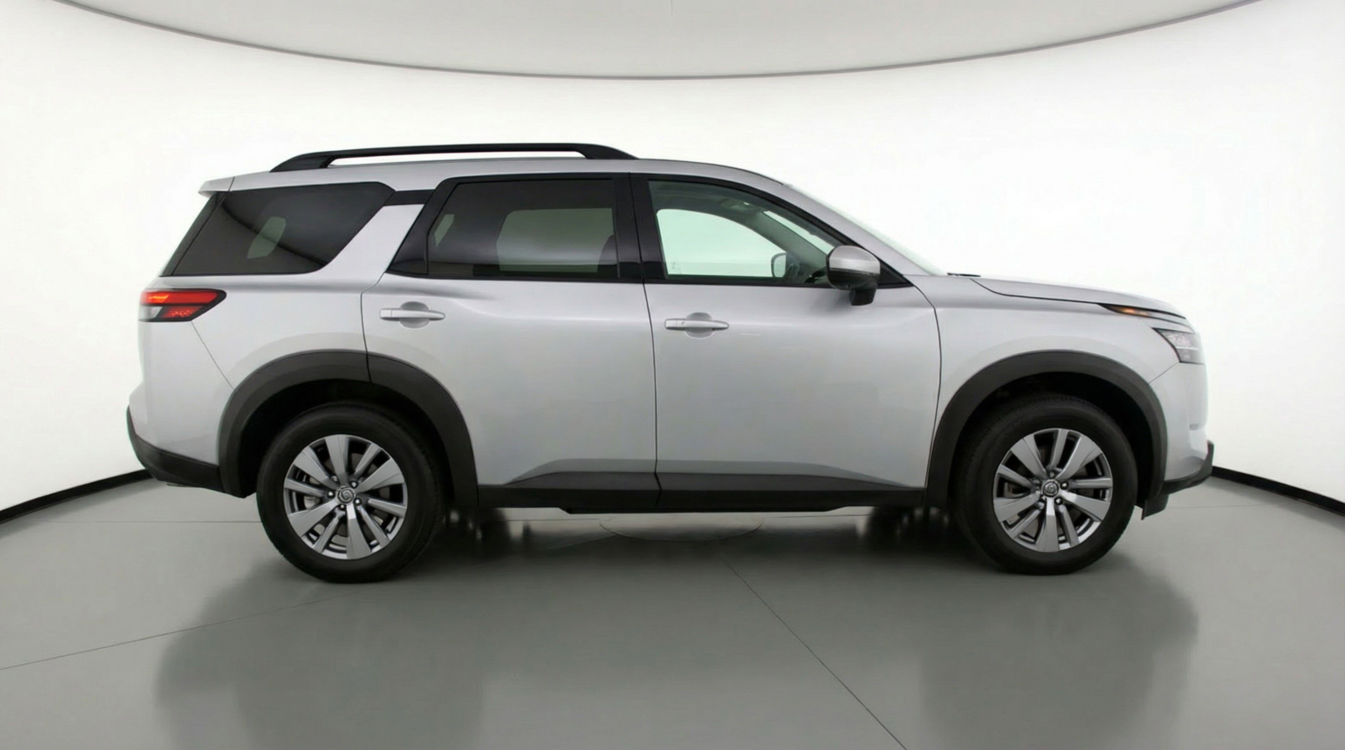 Used 2025 Nissan Pathfinder SV image 11