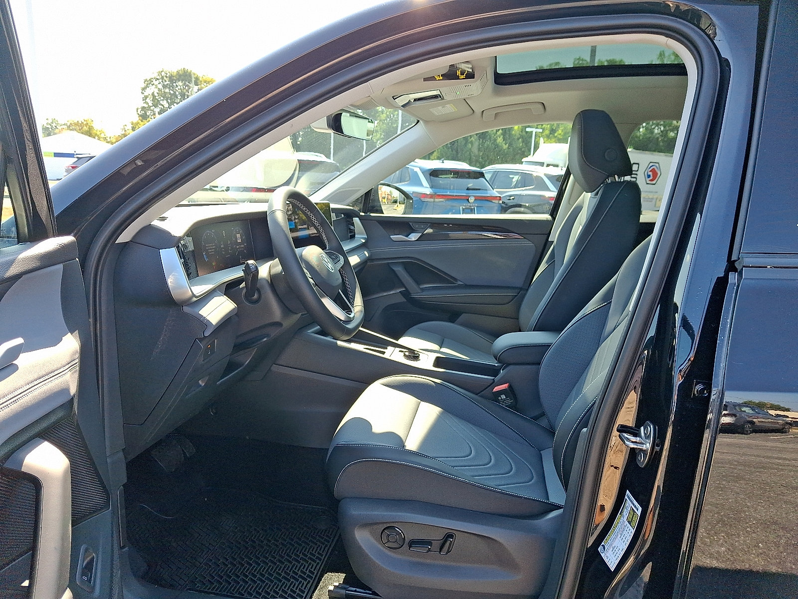 New 2025 Volkswagen Tiguan SE image 8