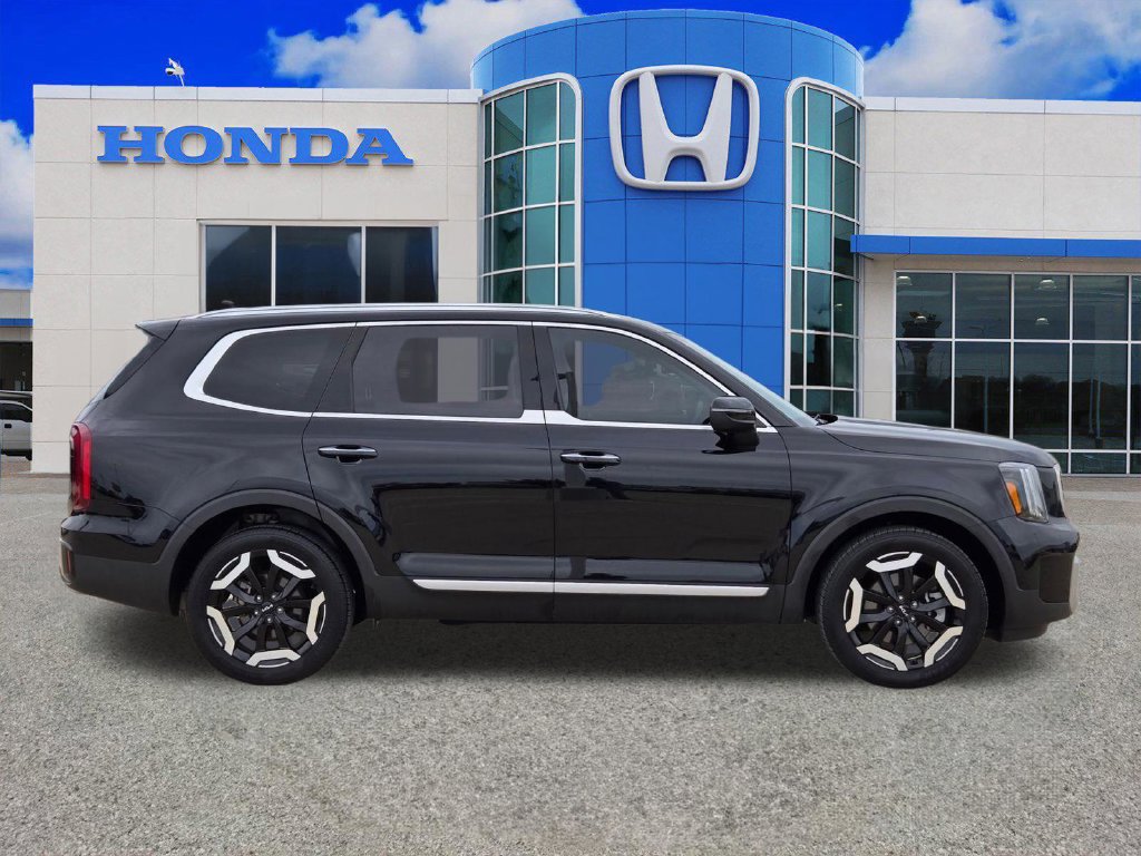 Used 2023 Kia Telluride S FWD image 2