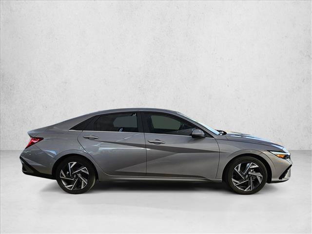 Used 2025 Hyundai Elantra Limited FWD image 4