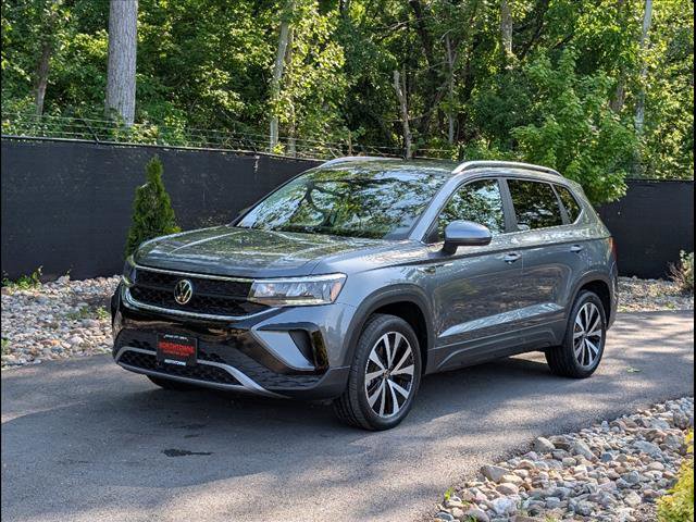Certified 2022 Volkswagen Taos SE image 1