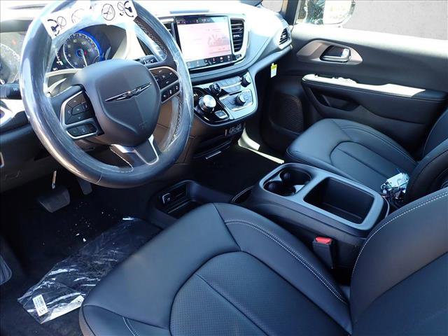 New 2025 Chrysler Pacifica Select FWD image 13