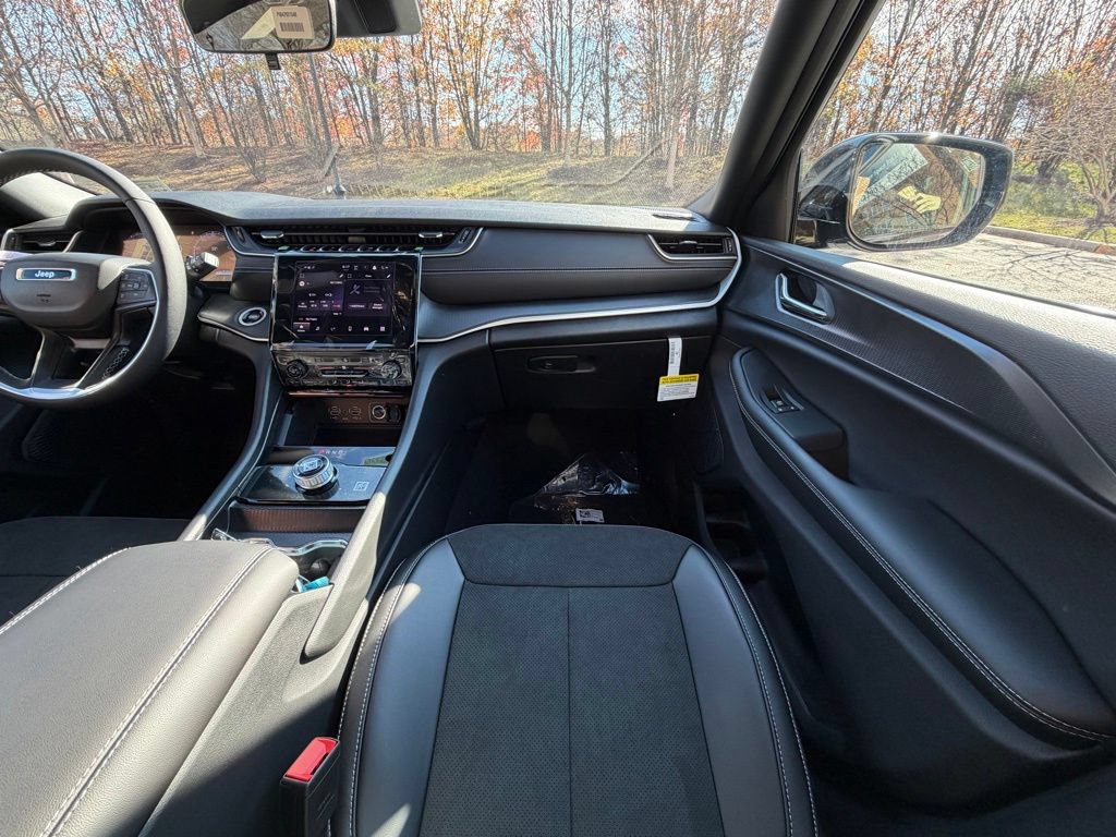 New 2025 Jeep Grand Cherokee L Laredo AWD/4WD image 15
