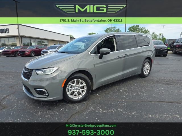 Used 2023 Chrysler Pacifica Touring-L FWD image 1