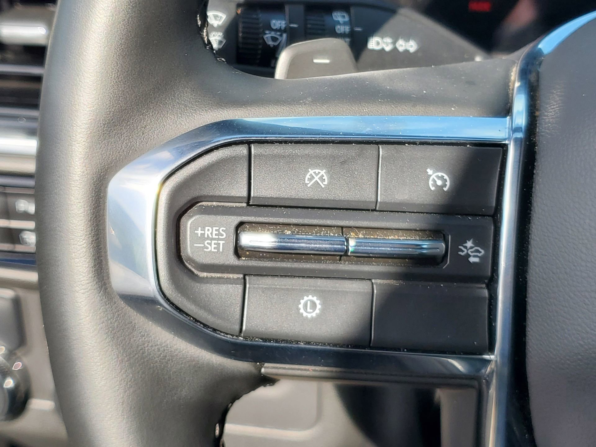 Used 2025 GMC Yukon Denali RWD image 27
