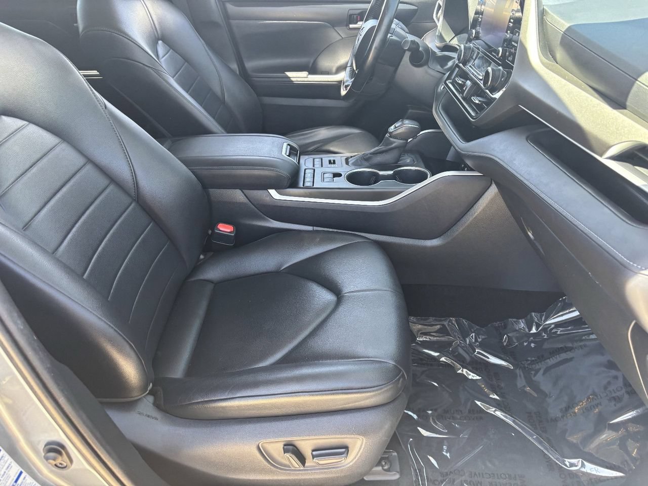 Used 2020 Toyota Highlander XLE AWD/4WD image 9