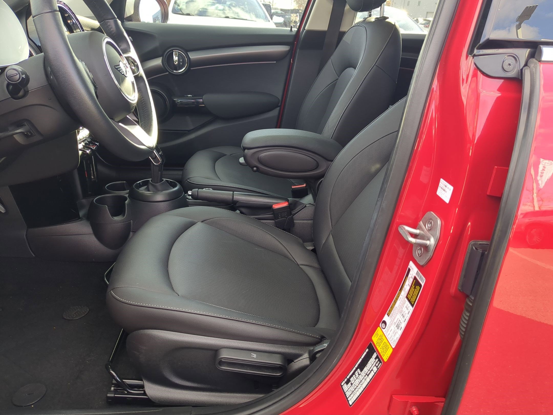 Used 2024 MINI Cooper 4-Door Hardtop image 25