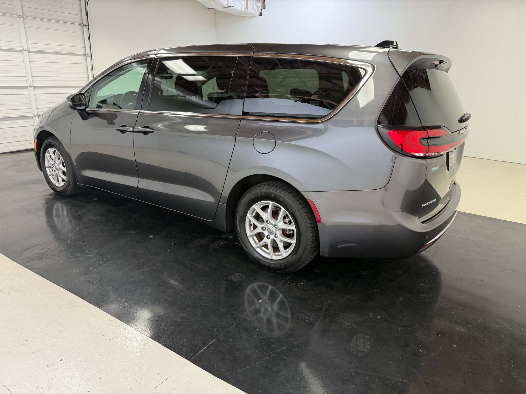 Used 2023 Chrysler Pacifica Touring-L FWD image 10