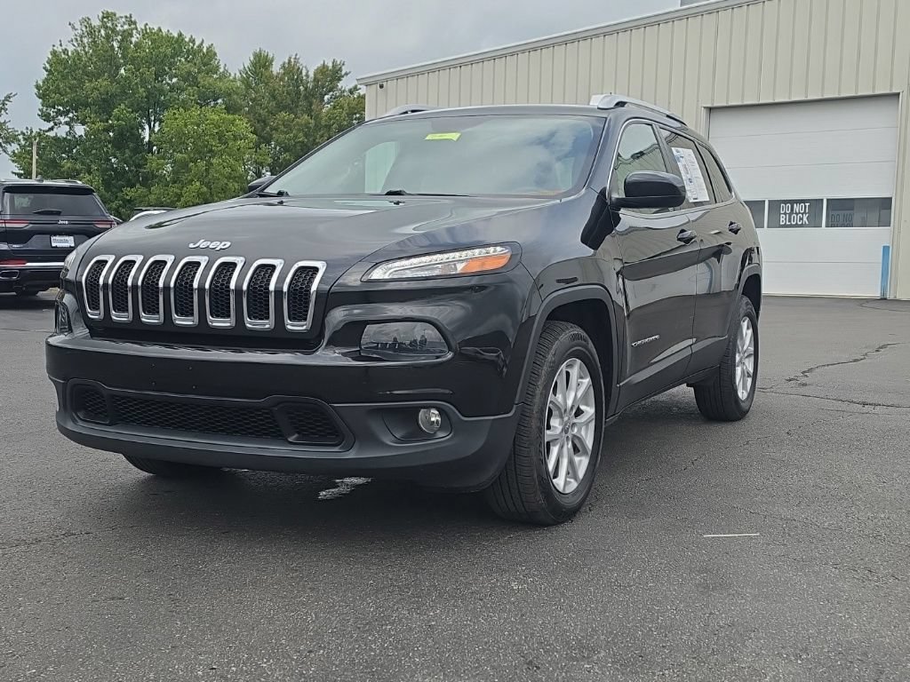 Used 2016 Jeep Cherokee Latitude w/ Cold Weather Group AWD/4WD image 3
