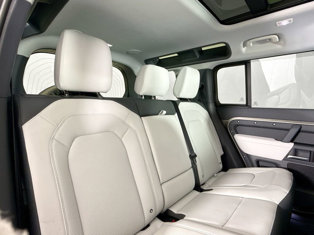 Used 2025 Land Rover Defender 110 X-Dynamic SE image 15