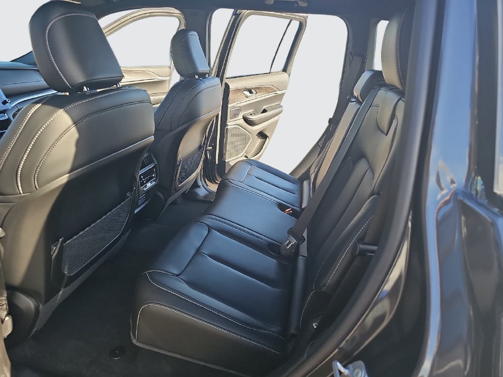 Used 2026 Jeep Grand Cherokee Limited AWD/4WD image 14