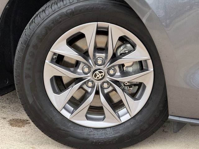 Used 2025 Toyota Sienna LE AWD/4WD image 2