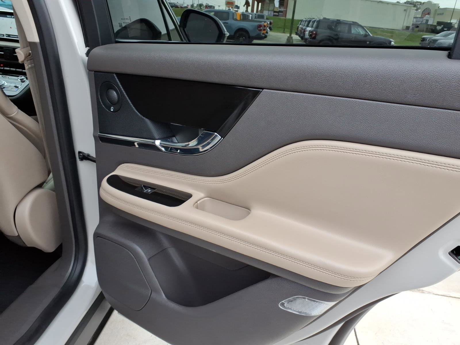 Used 2022 Lincoln Corsair Reserve w/ Equipment Group 201A image 10