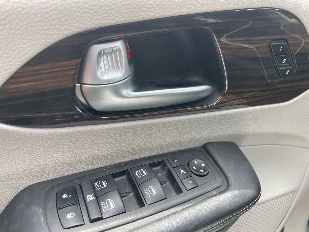 Used 2024 Chrysler Pacifica Limited FWD image 6