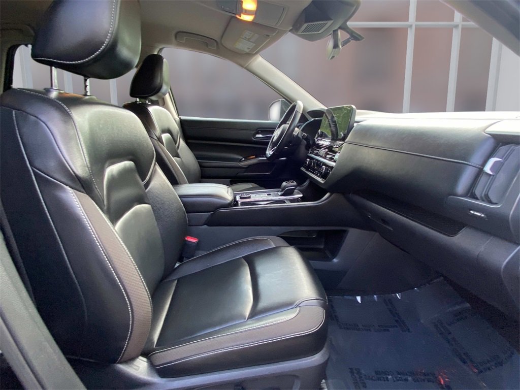 Used 2023 Nissan Pathfinder SL w/ Black Appearance Package image 9