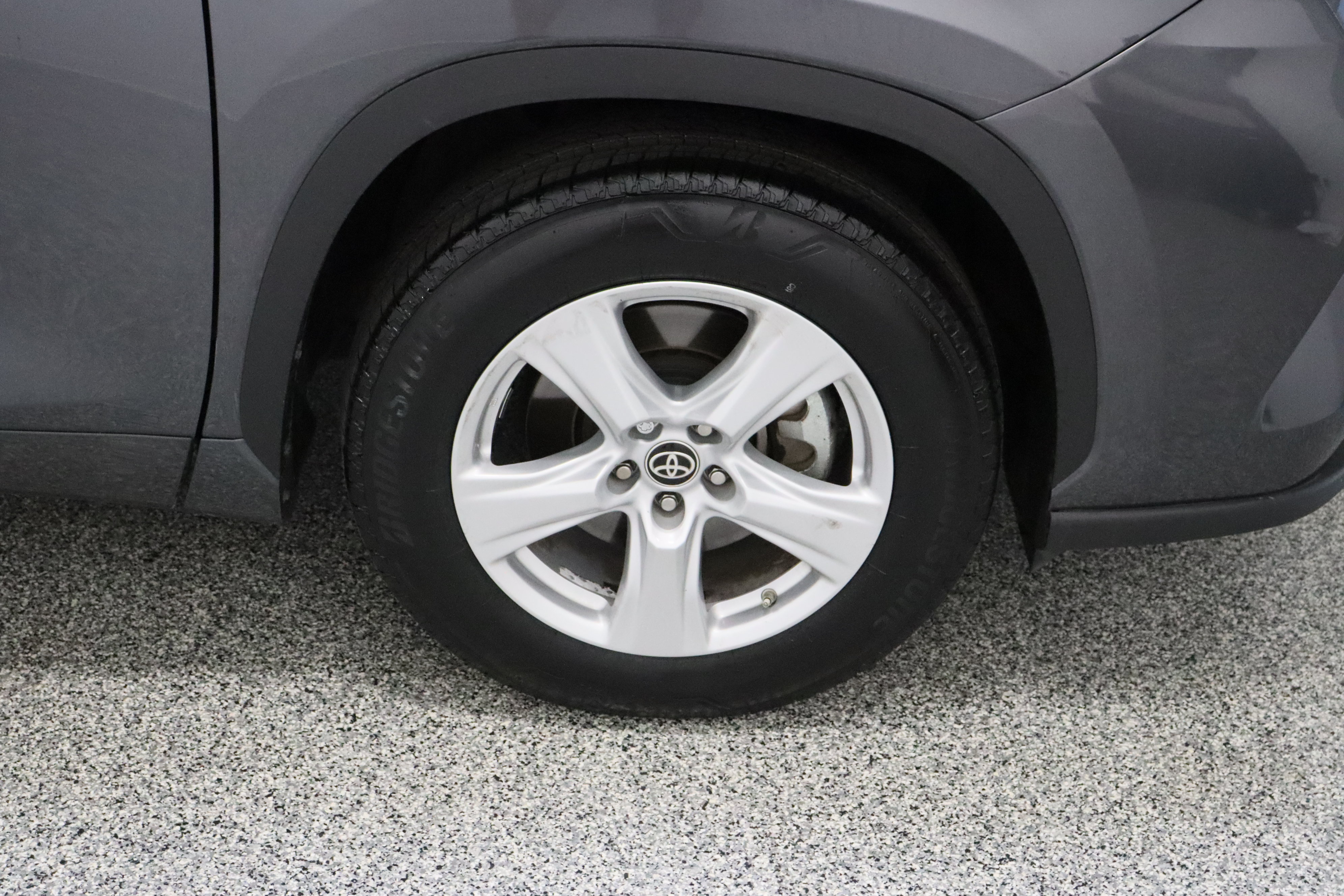 Used 2025 Toyota Highlander LE FWD image 5