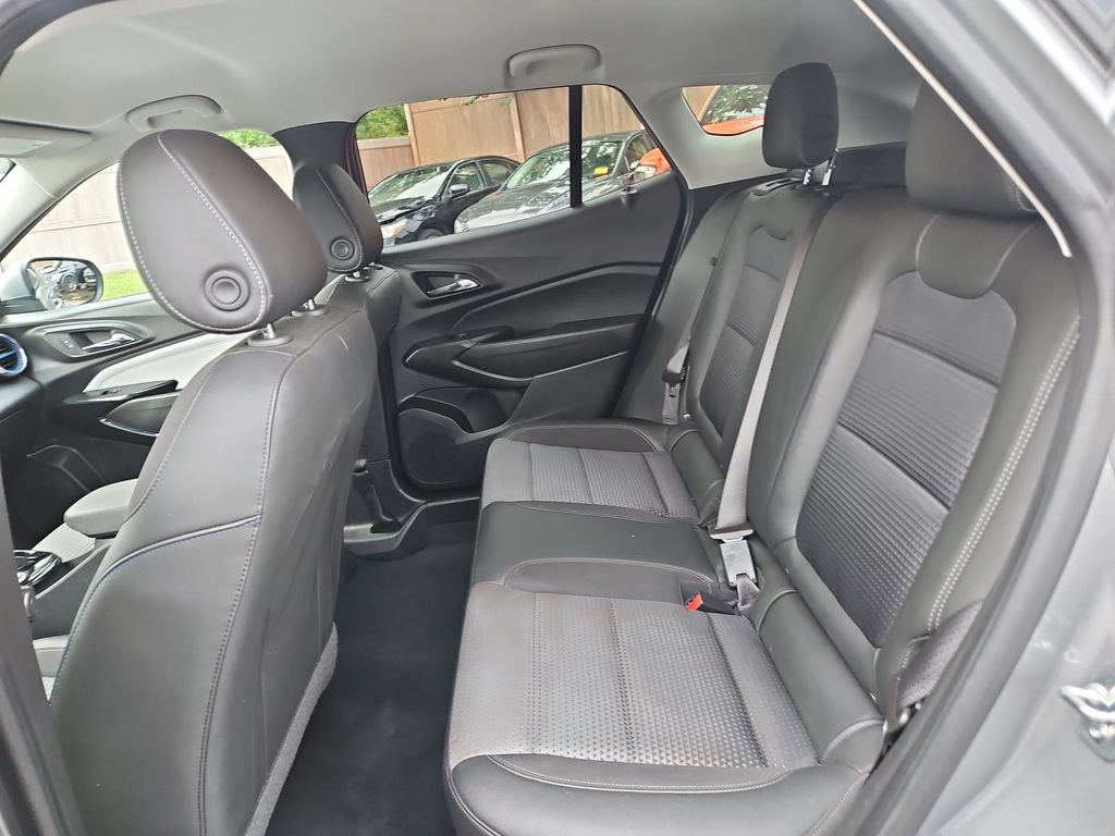 Used 2025 Chevrolet Trax LT FWD image 16