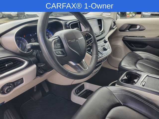 Used 2023 Chrysler Pacifica Touring-L FWD image 13