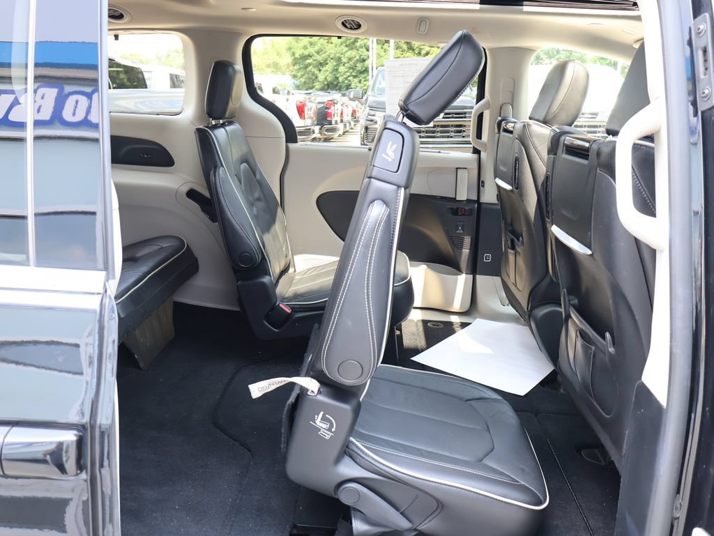Used 2023 Chrysler Pacifica Limited w/ Uconnect Theater Family Group AWD/4WD image 32