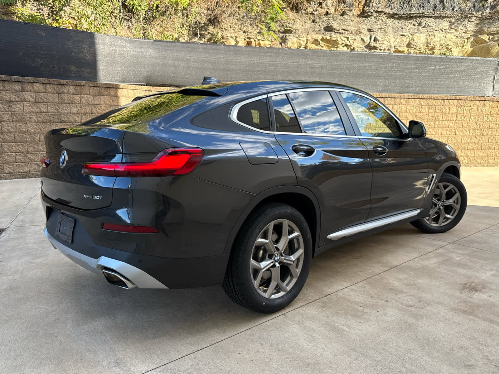 Certified 2025 BMW X4 xDrive30i image 3