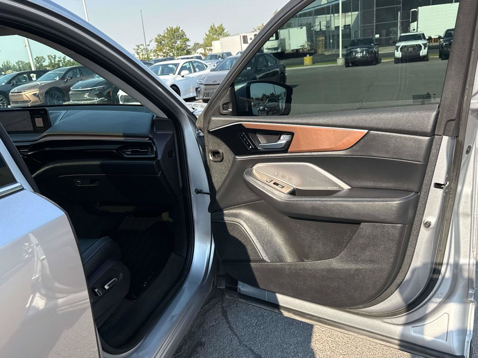 Used 2022 Acura MDX w/ Technology Package AWD/4WD image 21