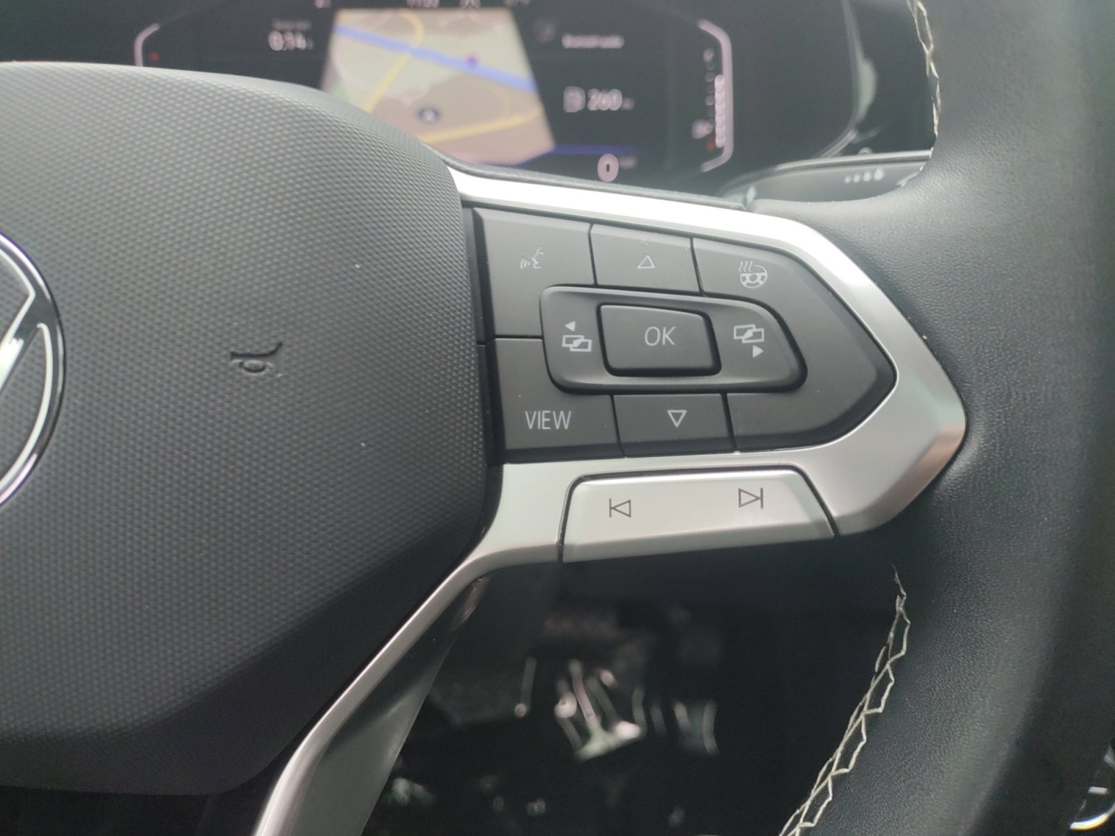 Certified 2022 Volkswagen Taos SEL w/ Panoramic Sunroof Package image 7