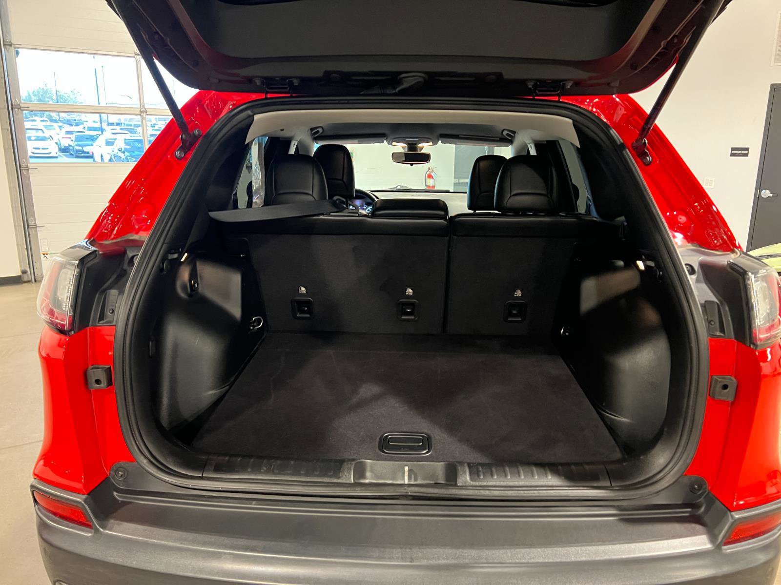 Used 2019 Jeep Cherokee Trailhawk w/ Cold Weather Group image 31