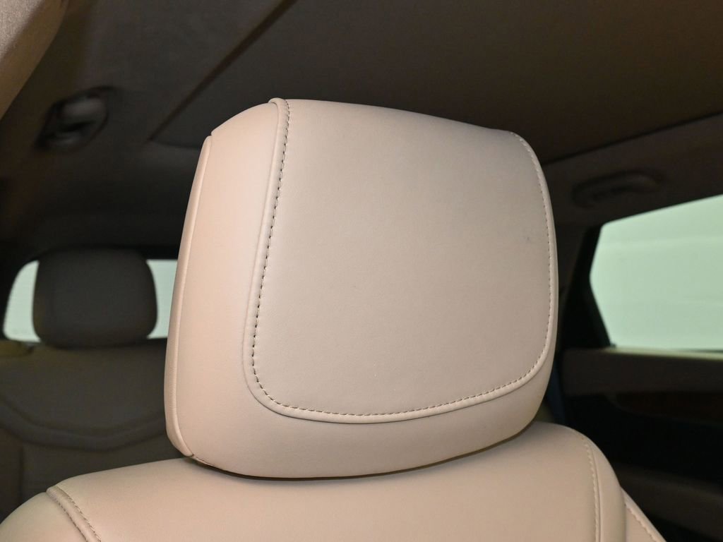 Used 2021 Cadillac XT5 Premium Luxury w/ Platinum Package FWD image 18