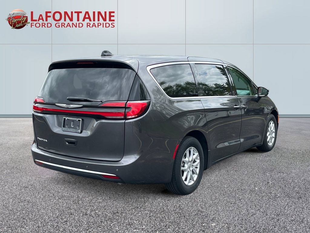 Used 2023 Chrysler Pacifica Touring-L FWD image 7