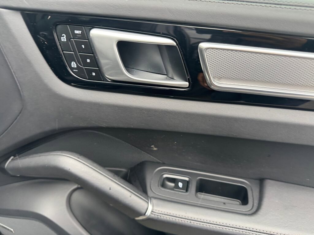 Used 2023 Porsche Cayenne Platinum Edition image 21
