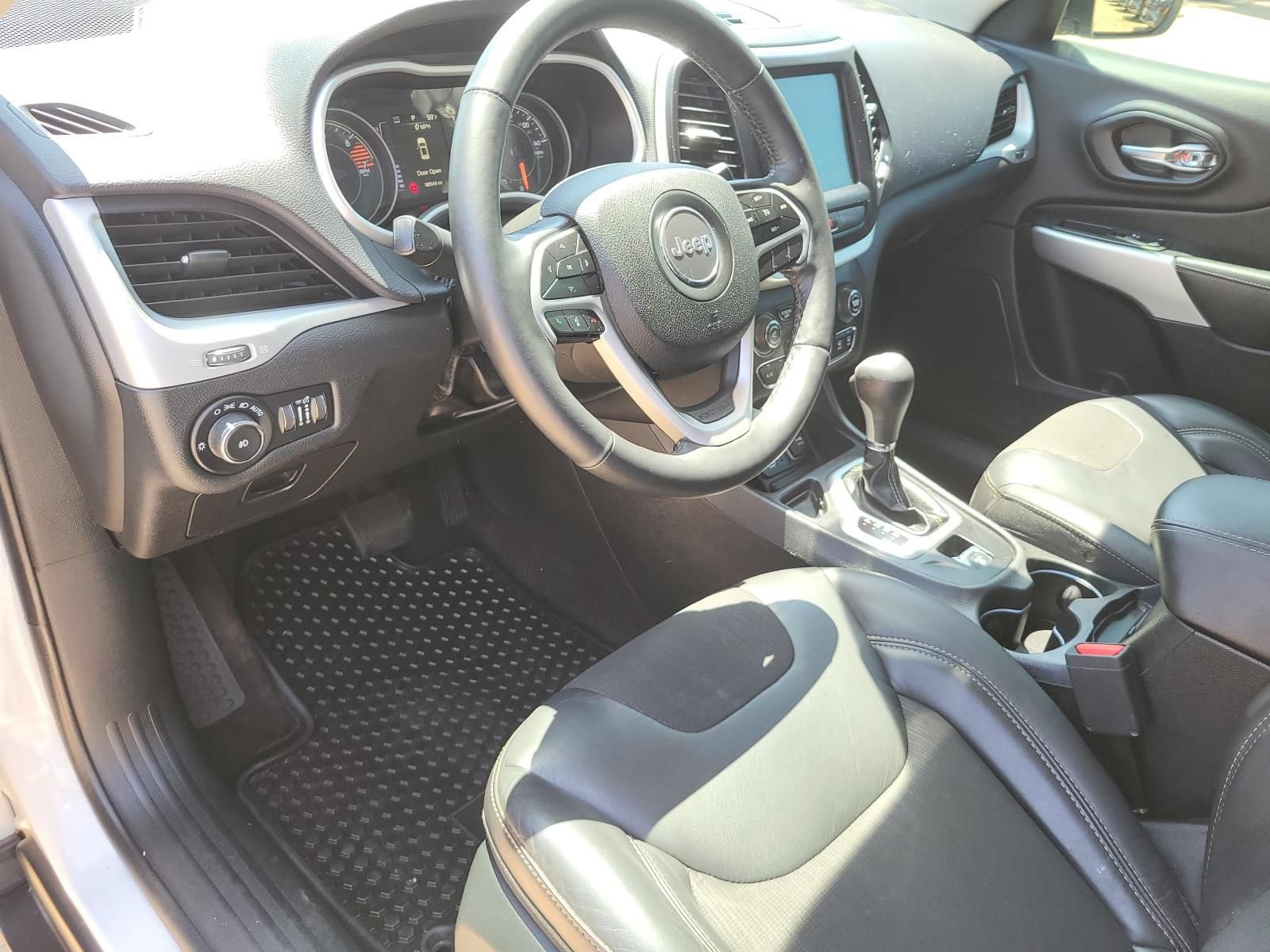 Used 2018 Jeep Cherokee Latitude Plus w/ Cold Weather Group FWD image 19