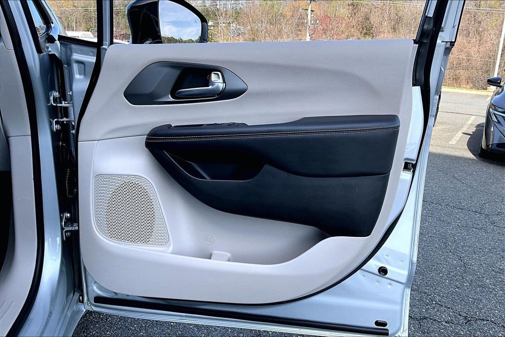 Used 2024 Chrysler Pacifica Touring-L FWD image 27