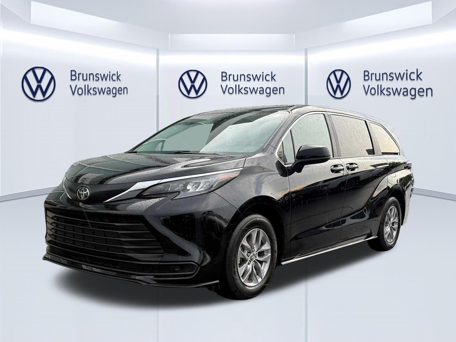 Certified 2026 Toyota Sienna LE AWD/4WD image 1