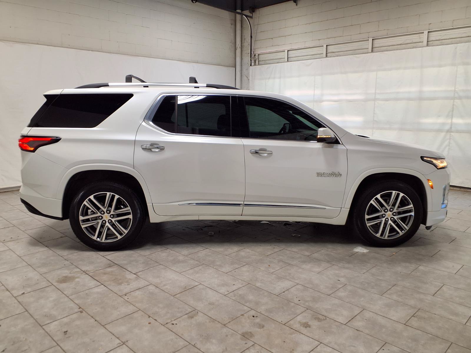Used 2023 Chevrolet Traverse High Country FWD image 10
