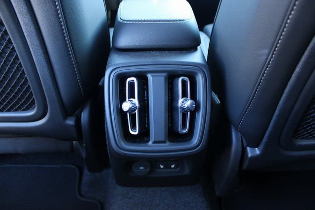 Used 2025 Volvo XC40 B5 Plus image 37