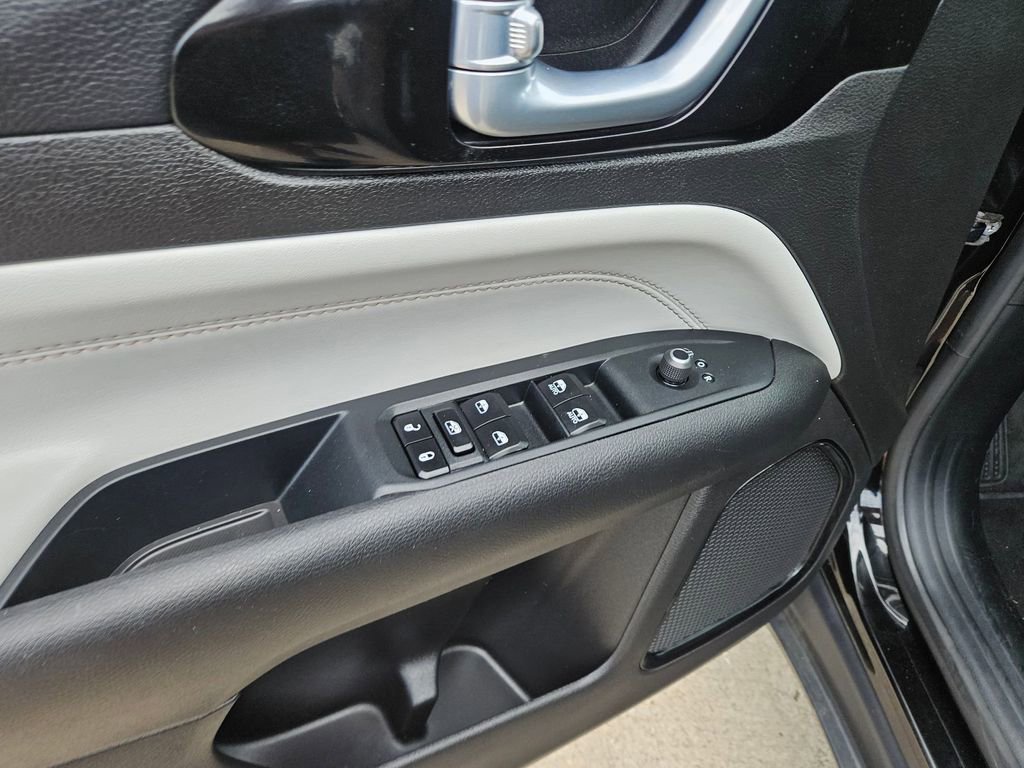 Used 2025 Jeep Compass Limited AWD/4WD image 15