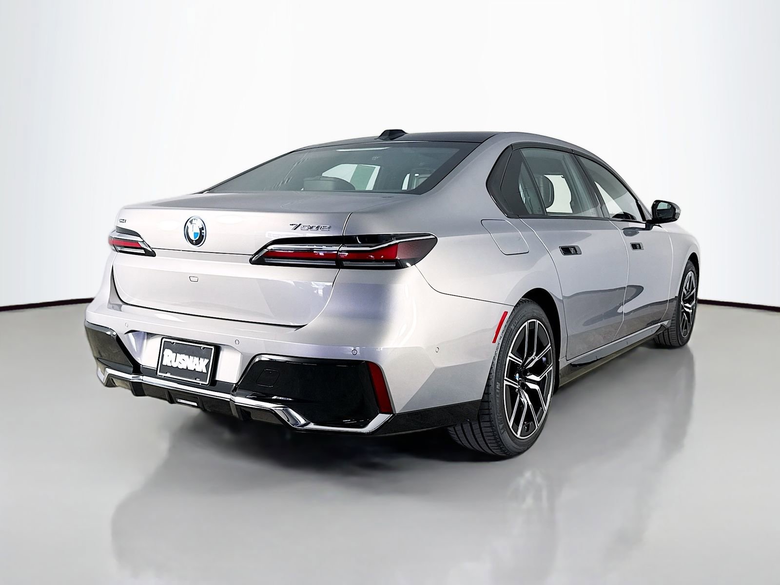 Used 2025 BMW 750e xDrive w/ Executive Package image 7