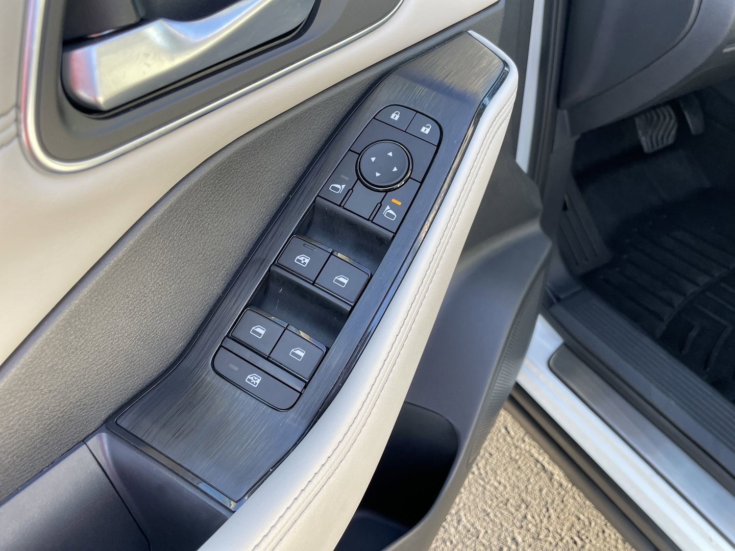 Used 2021 Nissan Rogue SV w/ Premium Package image 11