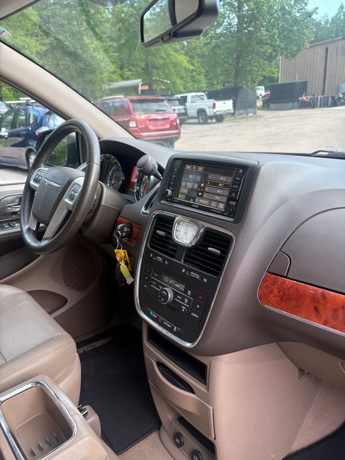 Used 2016 Chrysler Town & Country Touring FWD image 24