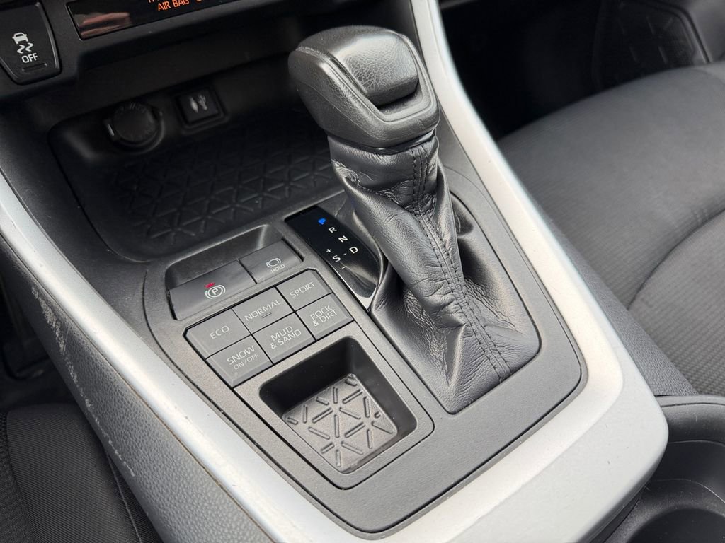 Used 2019 Toyota RAV4 LE w/ All Weather Liner Package AWD/4WD image 27