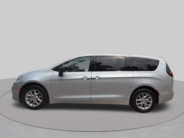Used 2024 Chrysler Pacifica Touring-L FWD image 2