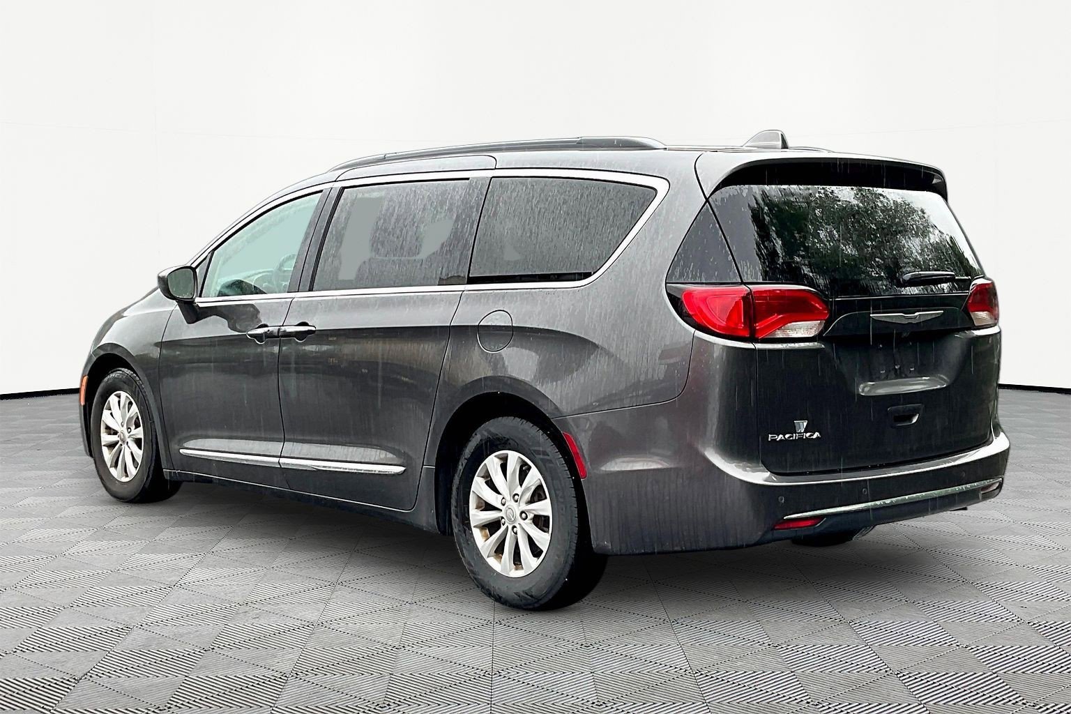Used 2017 Chrysler Pacifica Touring-L FWD image 4